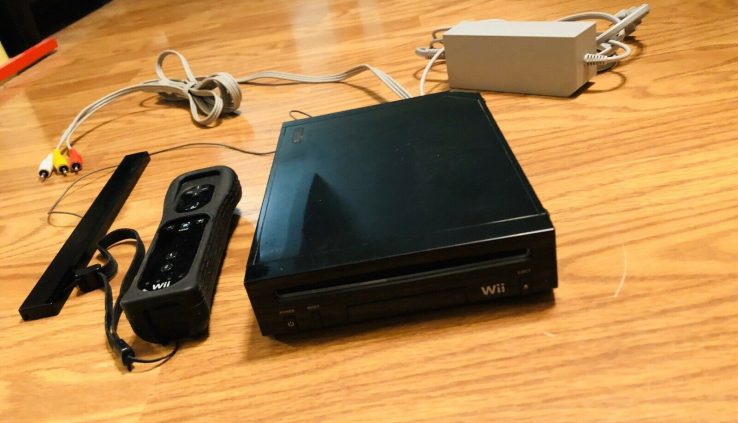 Nintendo Wii Video Sport Machine 1 REMOTE W/ Quilt Bundle BLACK Console