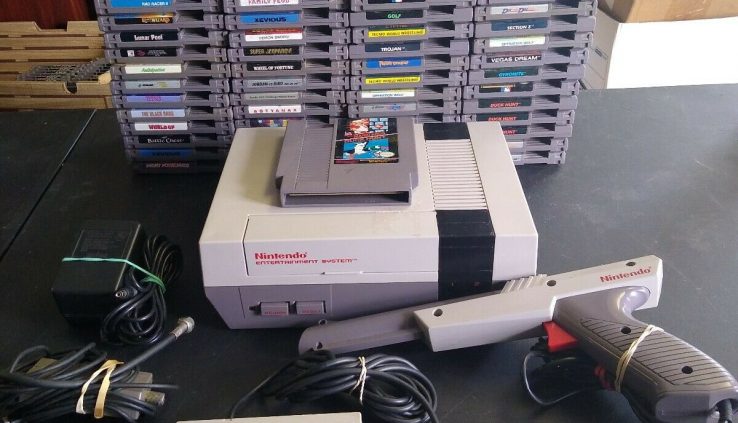 NES Nintendo Machine Console & Enormous Mario Bros/Duck Hunt Zapper & 5 Random Video games