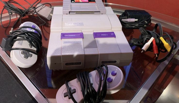 Trim Nintendo SNES Console – Gray (NTSC-U/C) + 2 Controllers & Sport