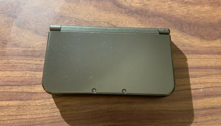 Nintendo New 3DS XL Black Machine — NO Charger — Has build on — watch photographs