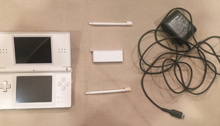 Nintendo DS Lite White – Obvious displays, 100% working – COMES WITH 4 FREE GAMES