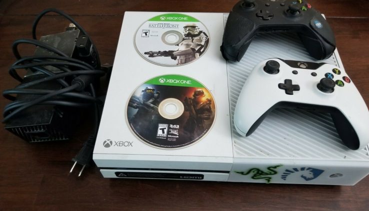 Xbox One 500 GB Console bundle (2 controllers 2 video games) – white