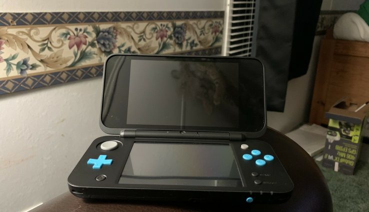 Nintendo 2DS XL Sad Turquoise Handheld System Console Plus 5 Video games