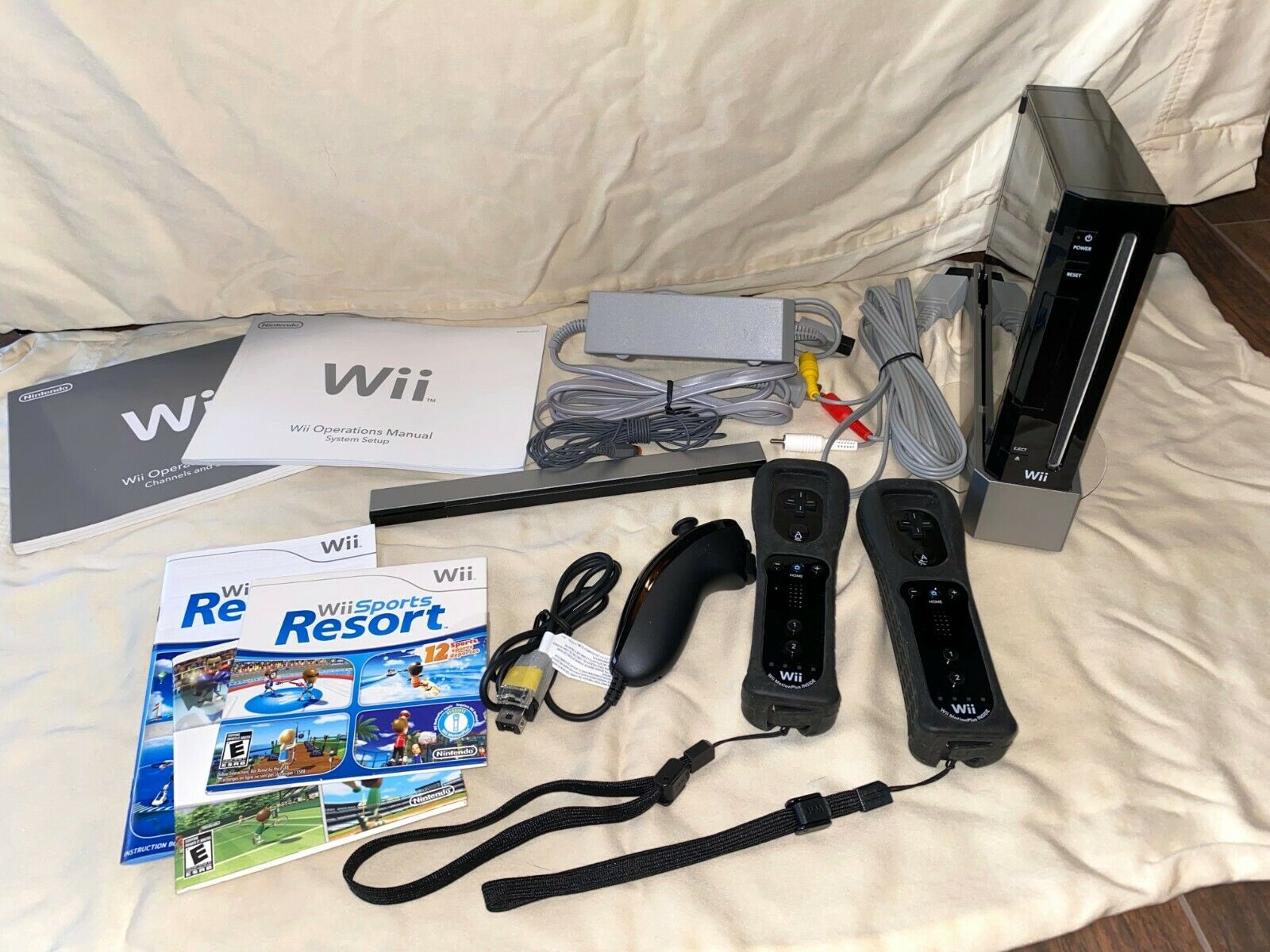 Nintendo Wii Sad Console RVL001 Wii Sports actions Bundle Works Huge
