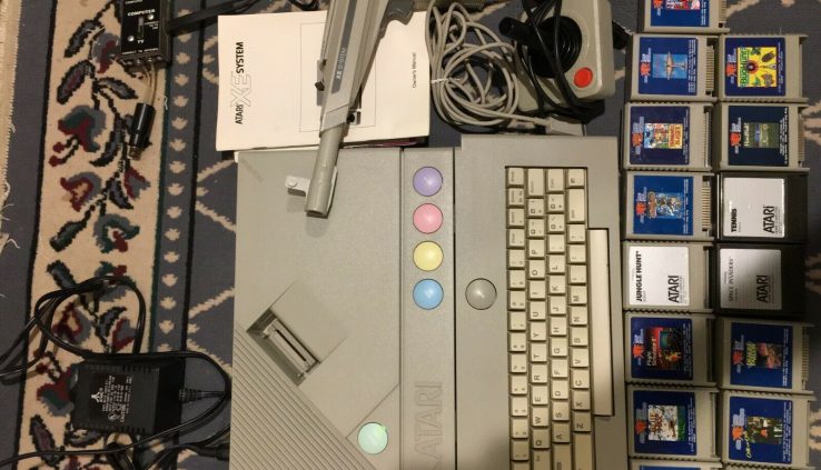 working big condition Atari XE Video Game Scheme with Gun and 15 games classic