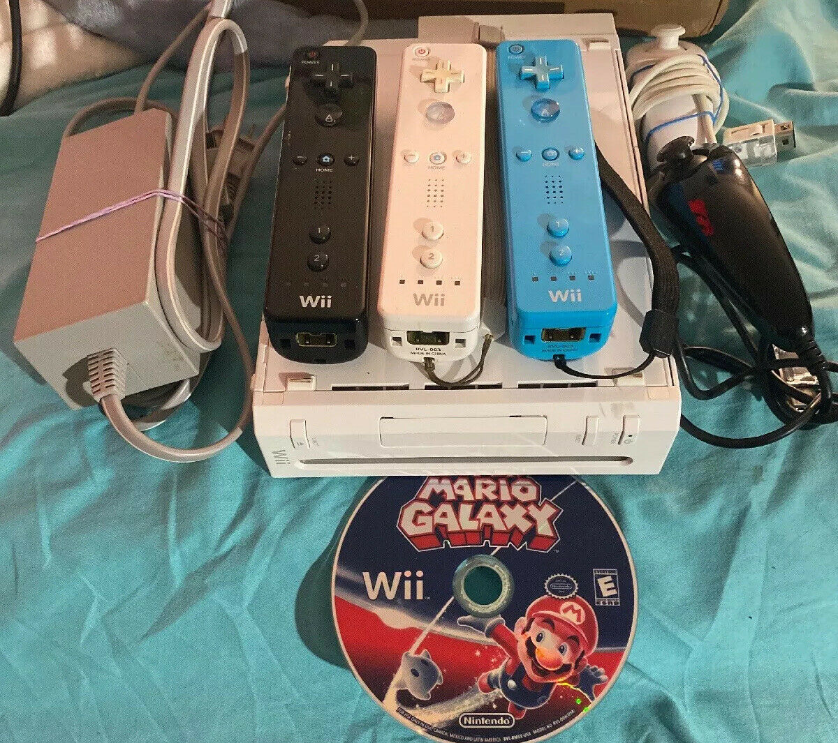Nintendo Wii White Console Bundle GameCube Compatible 3 Controllers