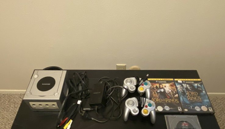 Nintendo GameCube Bundle 3 Video games 2 Controllers