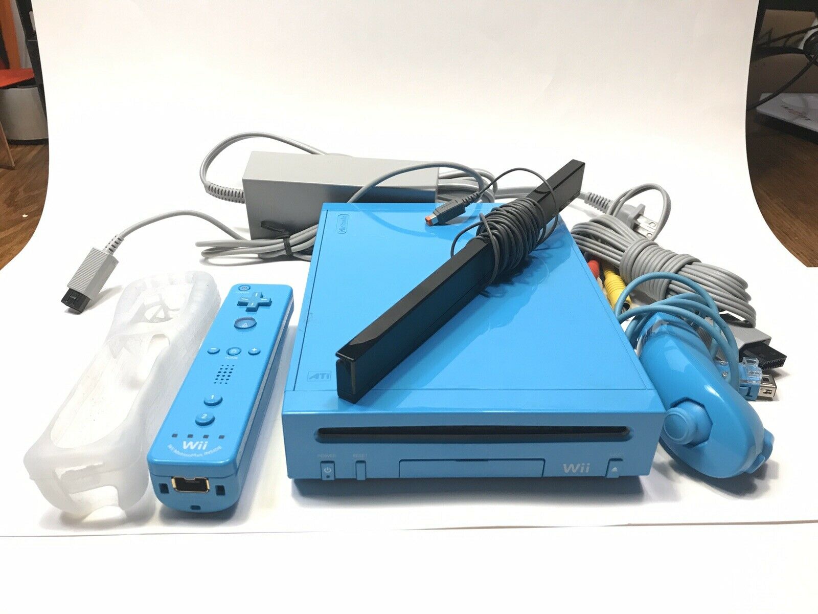 Nintendo Wii Blue Console With Video games on 