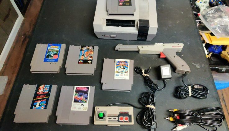 Nintendo NES Console Game Bundle w/ Controller Zapper Gun and 6 video games Excitebike