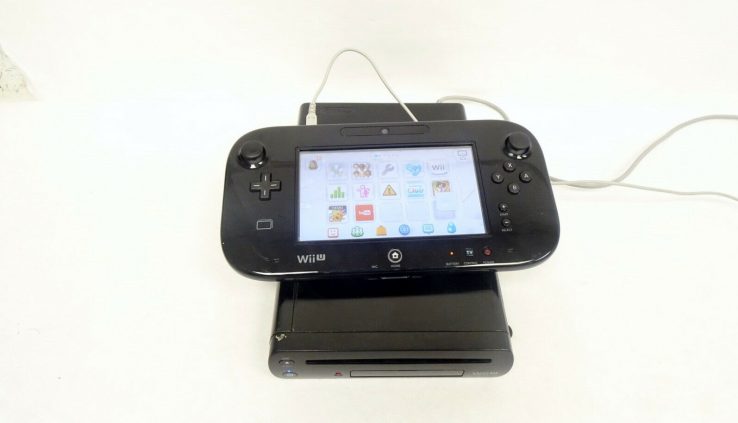 NINTENDO Wii U WUP-101(02) 32GB Video Sport System GamePad and Console 2/L270967A