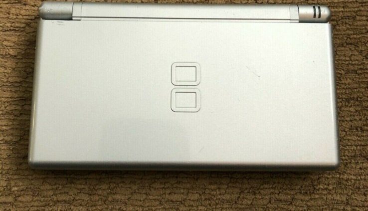 Nintendo DS Lite Start Edition Silver Handheld Draw with case and 3 games