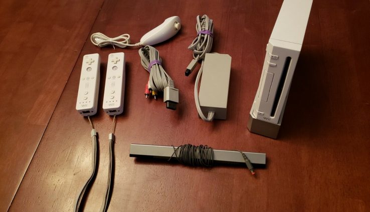 Wii Nintendo white console & 2 remotes 1 nunchuck RVL-001 video game gadget