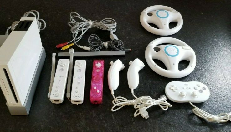 Nintendo Wii Video Recreation Machine 4-REMOTE Bundle RVL-001 GameCube Console WHITE