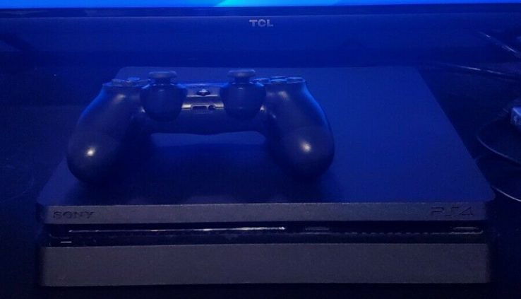 Sony PS4 Ps4-1TB- with Minecraft-3 video games.1 controller and all Cords