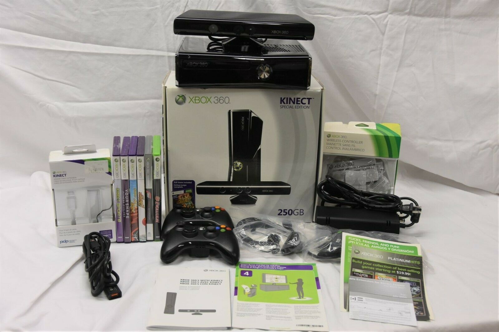 Microsoft Xbox 360 S Kinect in mint situation 250GB w/ 2 controllers