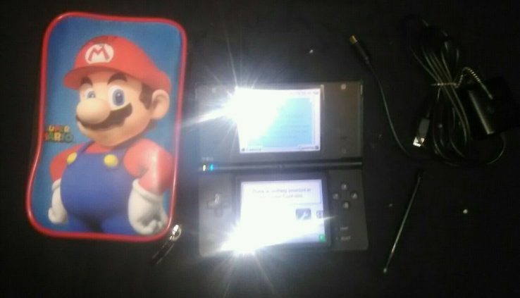 Nintendo DSi Shaded Handheld Machine w/Charger and 3ds case