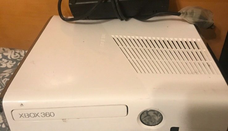 Microsoft Xbox 360 S White Video Sport Console 250GB Mannequin 1439