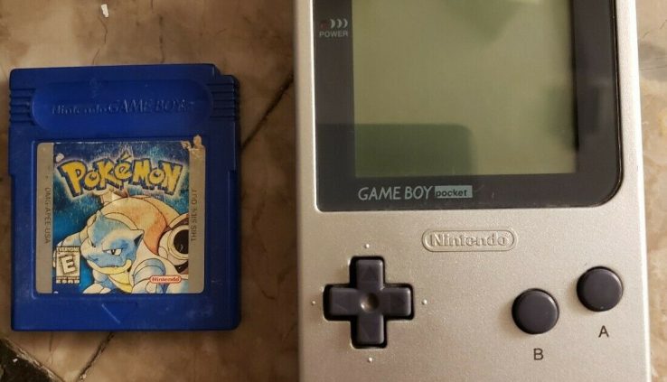 Nintendo Gameboy Pocket Silver with Pokemon blue TESTED AUTHENTIC CLEAN