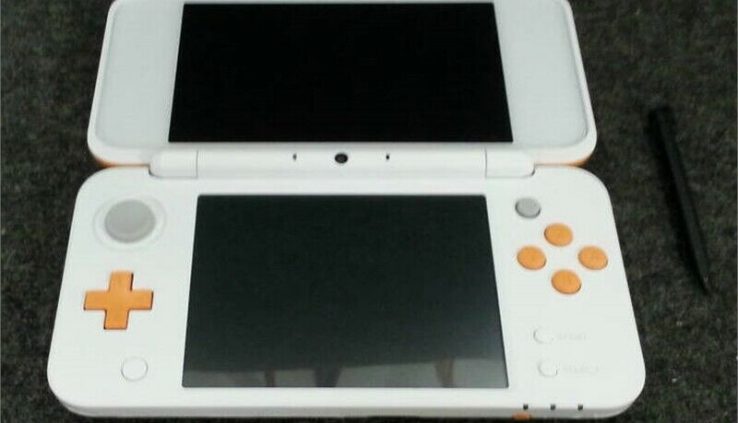 Nintendo JAN S OAD1 USZ 2DS XL Handheld Game System W/ Mario Kart 7 Orange/White