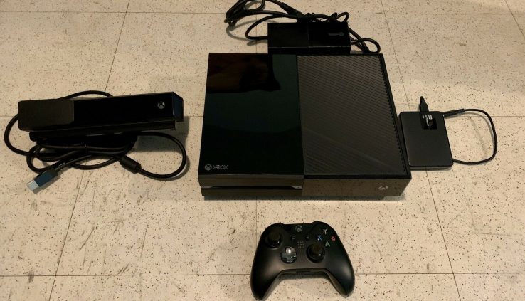 (Adult owned) Xbox One Day One Version 500GB W/ Kinect, Controller