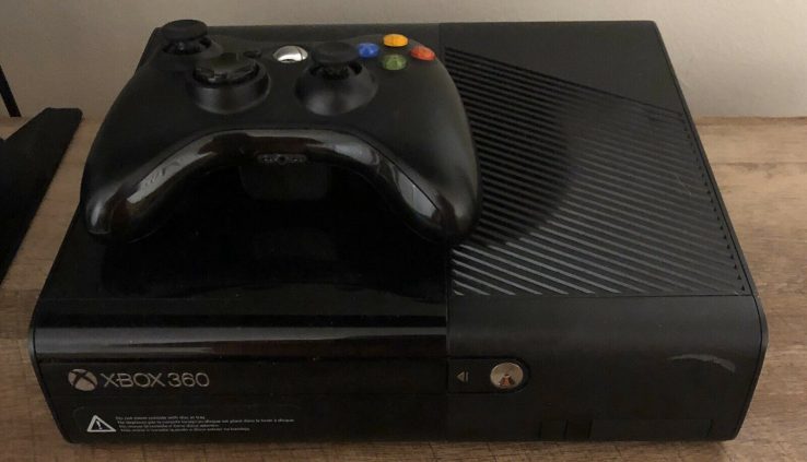 Microsoft Xbox 360 E Edition 500GB Sad Console w/5 Video games