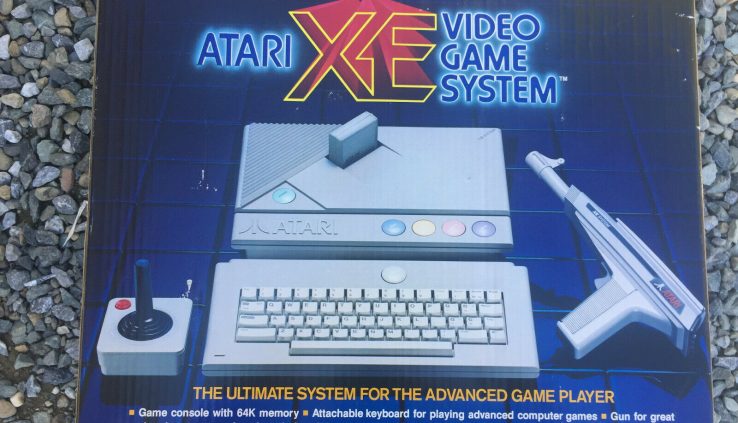 Atari XE VIDEO GAME SYSTEM DELUXE XEGS in field NEW with Gentle Gun