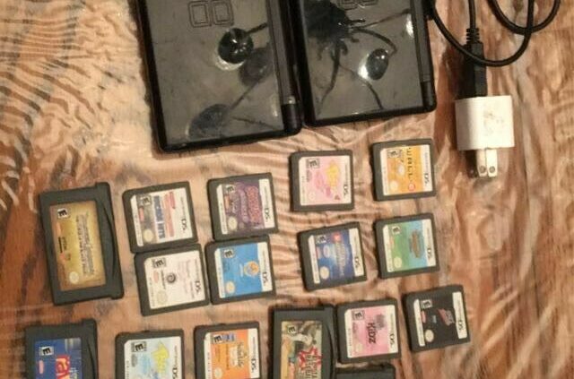 Aged sunless Nintendo DS lite with 8 games 