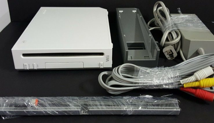 NINTENDO Wii BUNDLE RVL-001 WHITE GAME CONSOLE LOT  GAMECUBE COMPATIBLE  TESTED