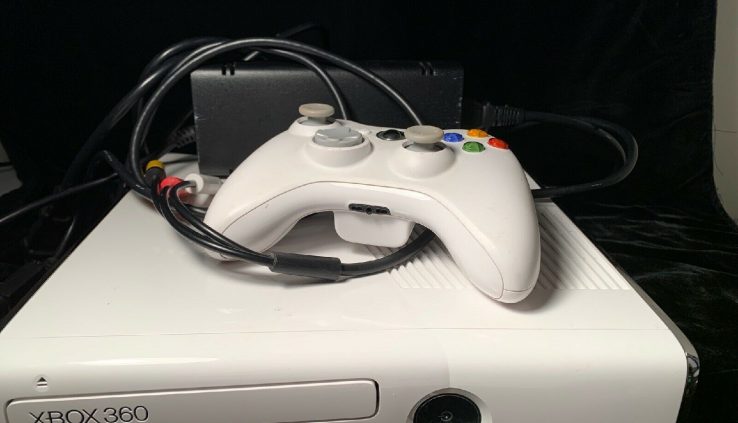 Microsoft Xbox 360 Arcade Arcade 8 Video games  White Console