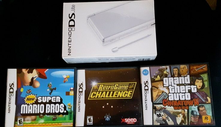 DS Lite Total w/3 video games