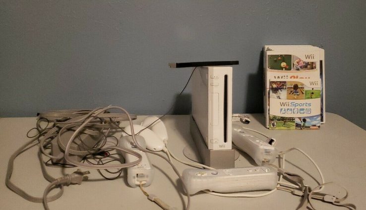 Wii recreation console with 3 controllers, 2 nunchuks and 8 video games