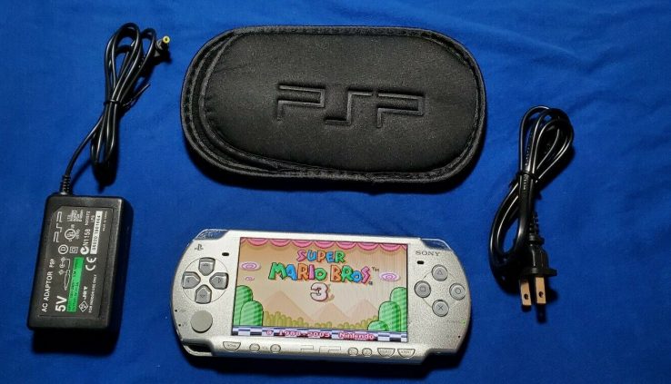 Sony psp 2000 / 2001 Silver with 100 games***64gb*** 10 films***mammoth deal***