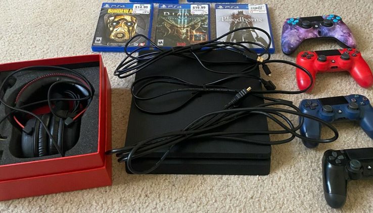 Playstation4 500GB Slim – Controllers – Headset – Video games