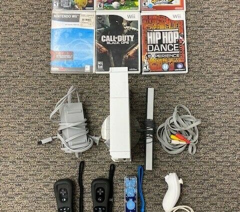 Nintendo Wii White Console equipment – comprises 3 remotes, 1 nunchuck, 6 games 