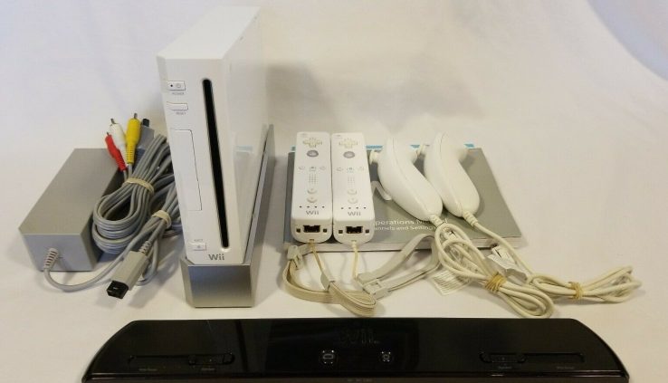 Nintendo Wii White Console RVL-001 Game Cube Compat 2 Controller Wireless Sensor