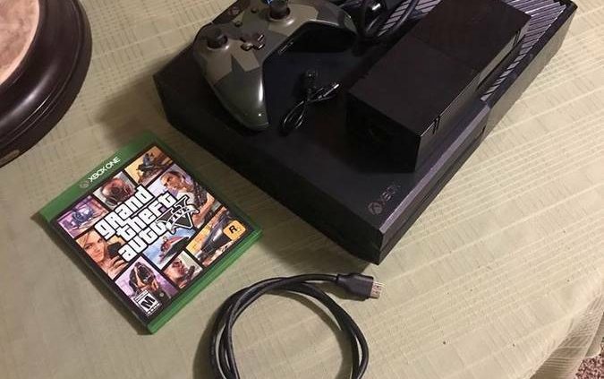 VERY LOW HOURS Microsoft Xbox One 1TB console bundle Wi-fi Controller + GTA V