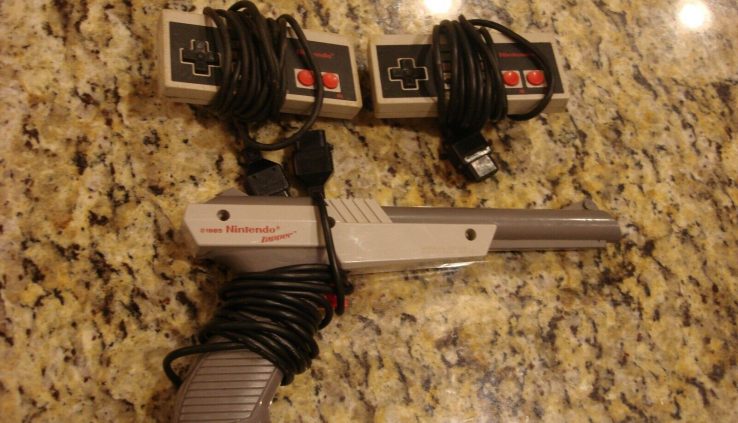 Nintendo Entertainment Machine NES Official Two Controllers and Zapper Examined US