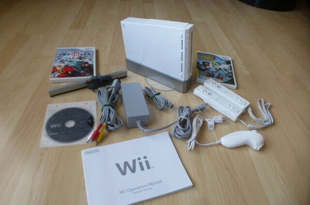 NINTENDO Wii CONSOLE SYSTEM COMPLETE 2 CONTROLLERS 3 GAMES L@@Okay
