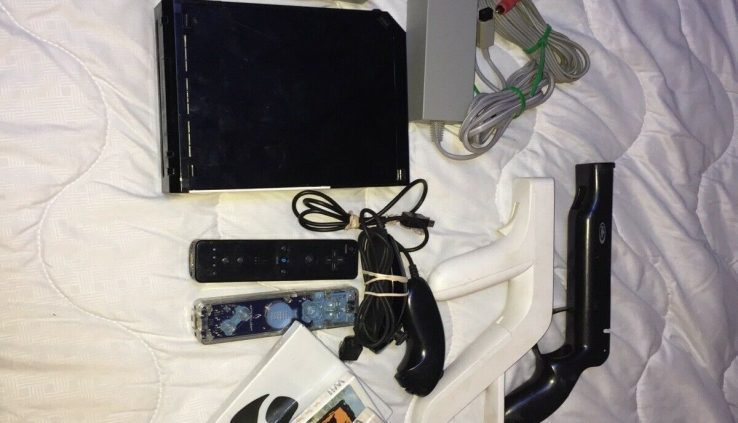 Nintendo Wii Bundle With 2 Controllers, And Guns, With 8 Video games 100% Working