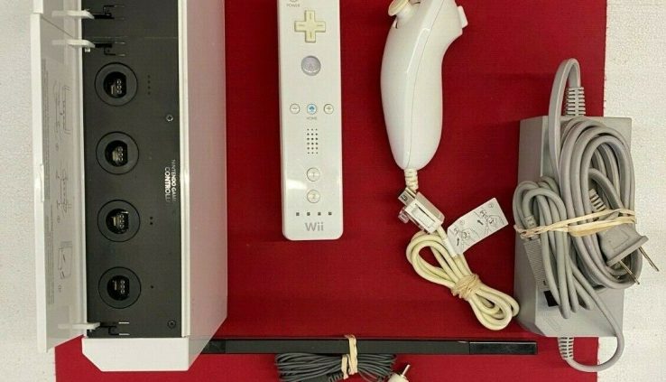 Nintendo Wii White Console GameCube Neatly expedient Bundle Controllers Reminiscence Card