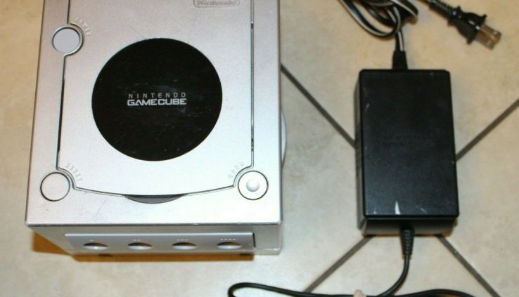 NINTENDO GAMECUBE CONSOLE DOL-001 W/ POWER CORD