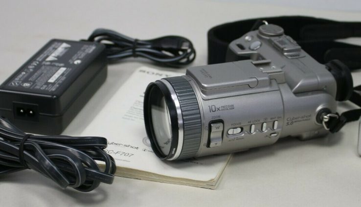 SONY DSC-F707 DIGITAL CAMERA W/ ORIGINAL CHARGER & BATTERY – MADE IN JAPAN -GOOD