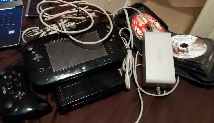 Nintendo Wii U 32GB Shadowy Handheld Machine +18 games, wi-fi controller, cables