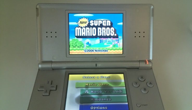 Nintendo DS Lite – Mannequin USG 001 – 2006 + Wide Mario Bro’s.