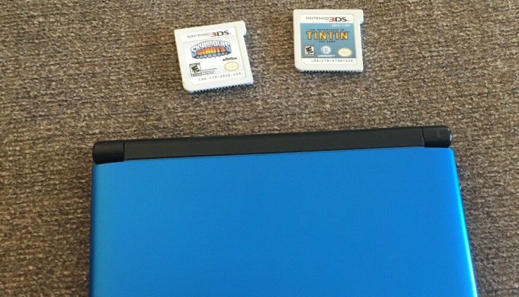 Nintendo 3DS XL Blue/Shaded Handheld Scheme Bundle With 2 Games examined