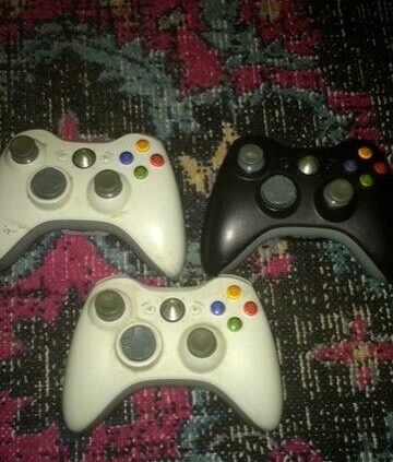 3 three xbox 360 controllers aged microsoft video video games