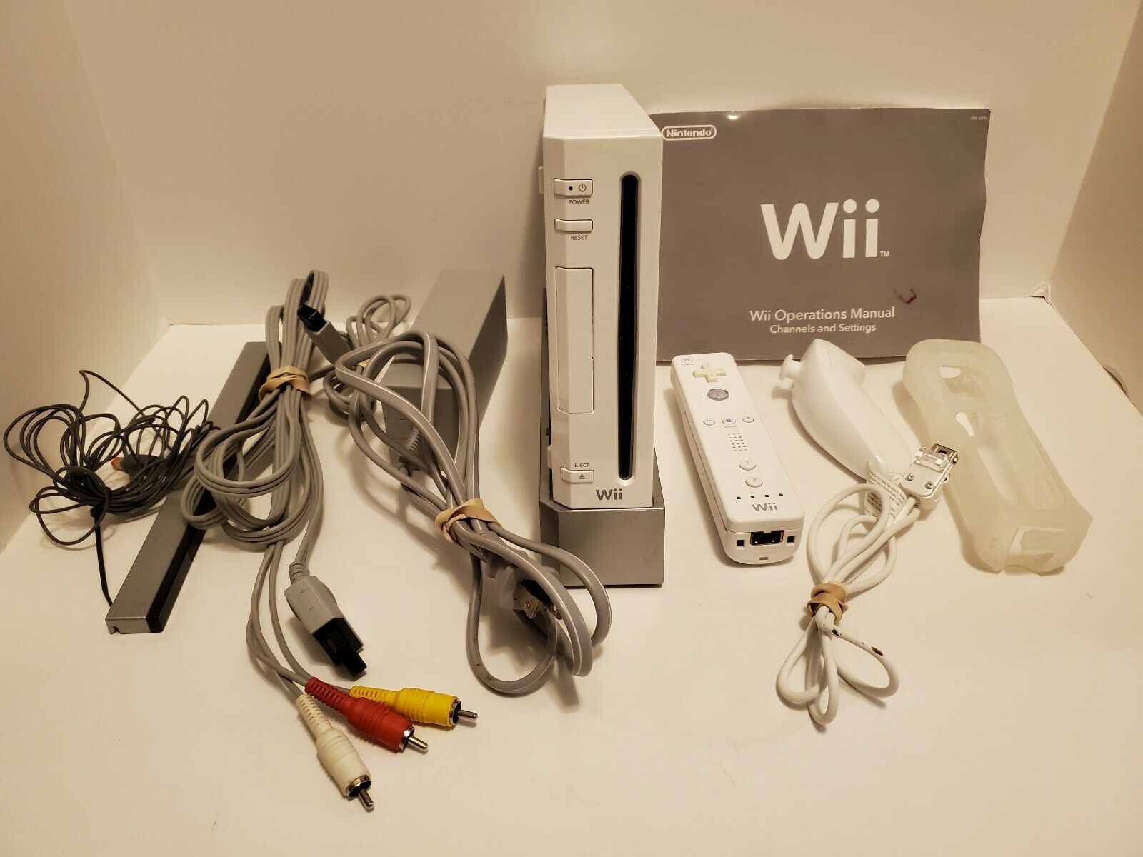 Nintendo Wii White Console Bundle - Controller Nunchuck Cords Bar