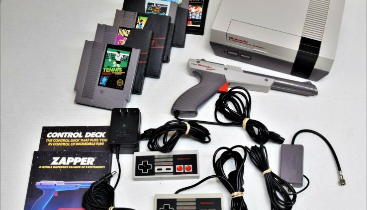 Vintage NES Nintendo Entertainment Gadget Console w/ Controllers, Zapper