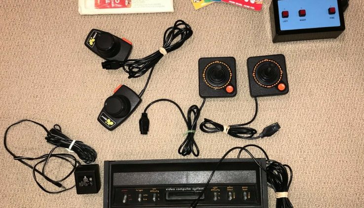 ATARI 2600 Woodgrain Console (4 switch), 2 controllers, 2 paddles, 14 games