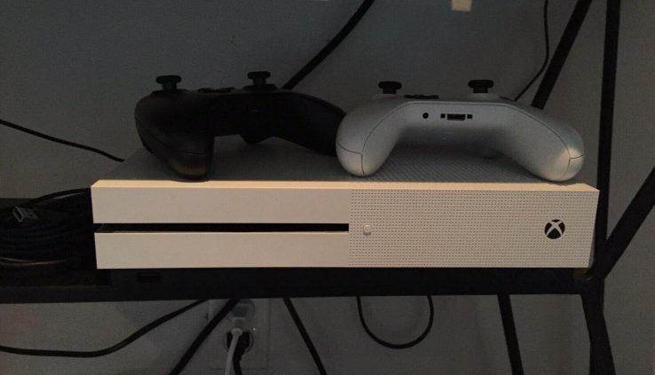 XBOX ONE S 500gb ***very very finest condition, 2 controllers***